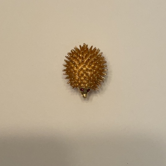 Vintage Sarah Coventry Whimsical Gold Tone Hedgehog Brooch Pin with Brown Eyes - Picture 9 of 9